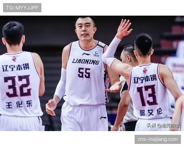 特写：老将韩德君全力回防，虽送出封盖但落地后长时间喘气