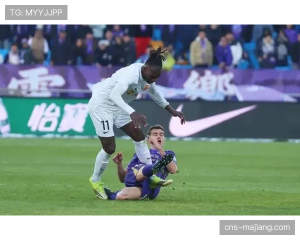 终场哨响时刻：天津津门虎球员跪地掩面，仍无缘赛季首胜保级压力骤增